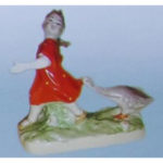 Статуетка дівчина з гусем