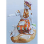 Статуетка Дівчинка годує голубів