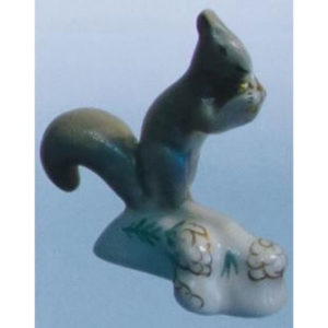 Статуэтка Белочка с шишками