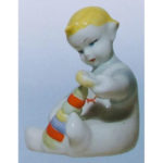 Статуетка Дитина з пірамідкою