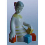 Статуетка дівчина з кубиками.