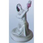 Статуетка дівчина з виноградом