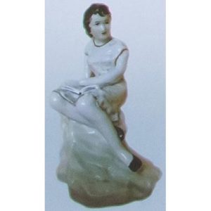 Статуэтка Девушка с книгой