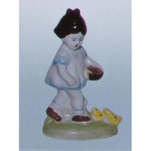 Статуэтка Девочка кормит цеплят