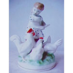 Статуетка Дівчинка, що годує птахів