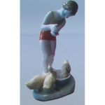 Статуетка Дівчинка, що годує каченят