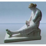 Статуетка дівчина з книгою