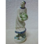 Статуетка ЛФЗ "Збір овочів" дівчина з капустою