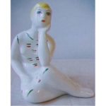 Статуетка дівчина, що сидить