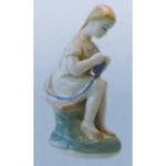 Статуетка Юна вишивальниця