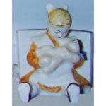 Статуетка дівчина з лялькою