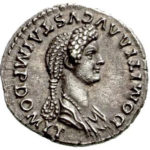 Серебряный Денарий Домиции Лонгины, 82-83 год